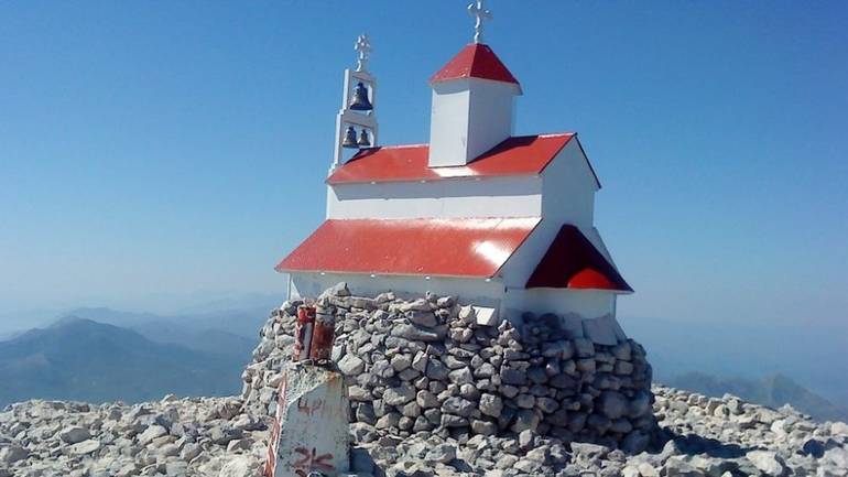Крст и камен