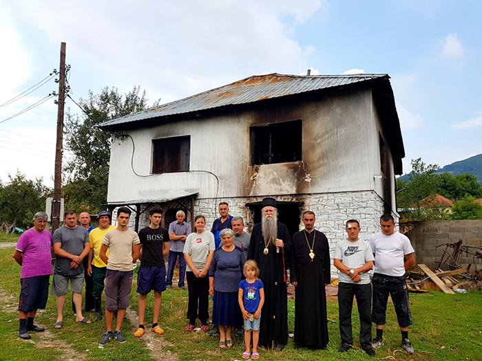 Епископ Јоаникије посјетио породицу Фемић, која је остала без крова над главом