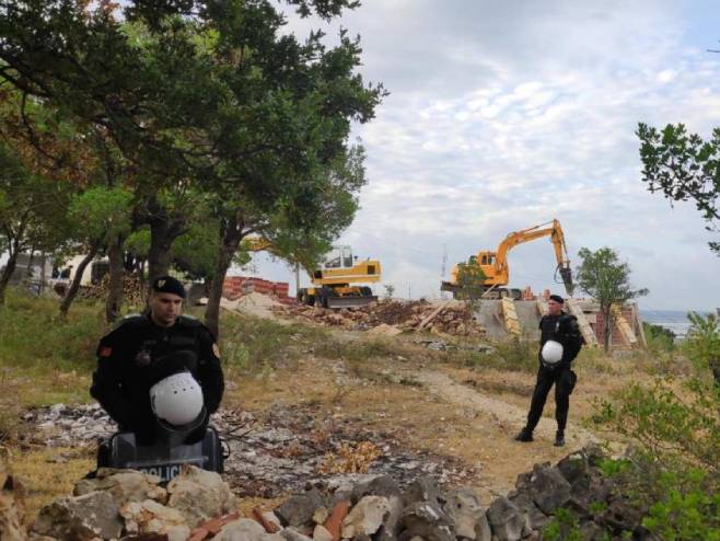 По Вељовићевом наређењу: Специјалцима на цркву по хитном поступку