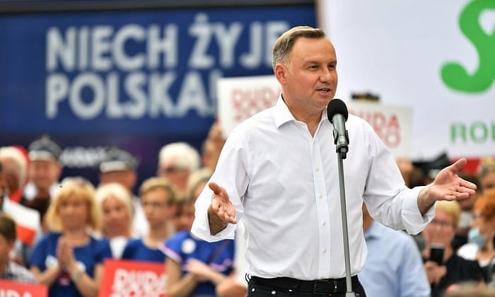 Председник Пољске потписао нацрт амандмана који забрањује да геј парови усвајају децу