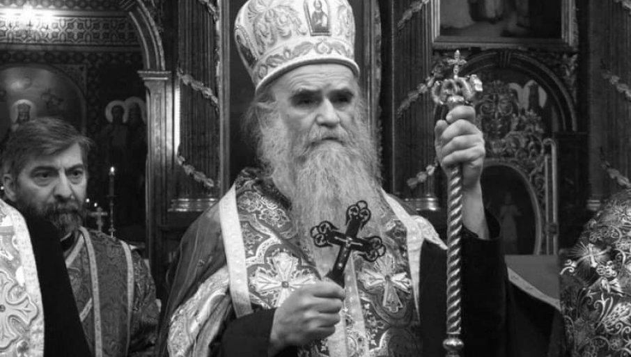Година прође – вјечност никада