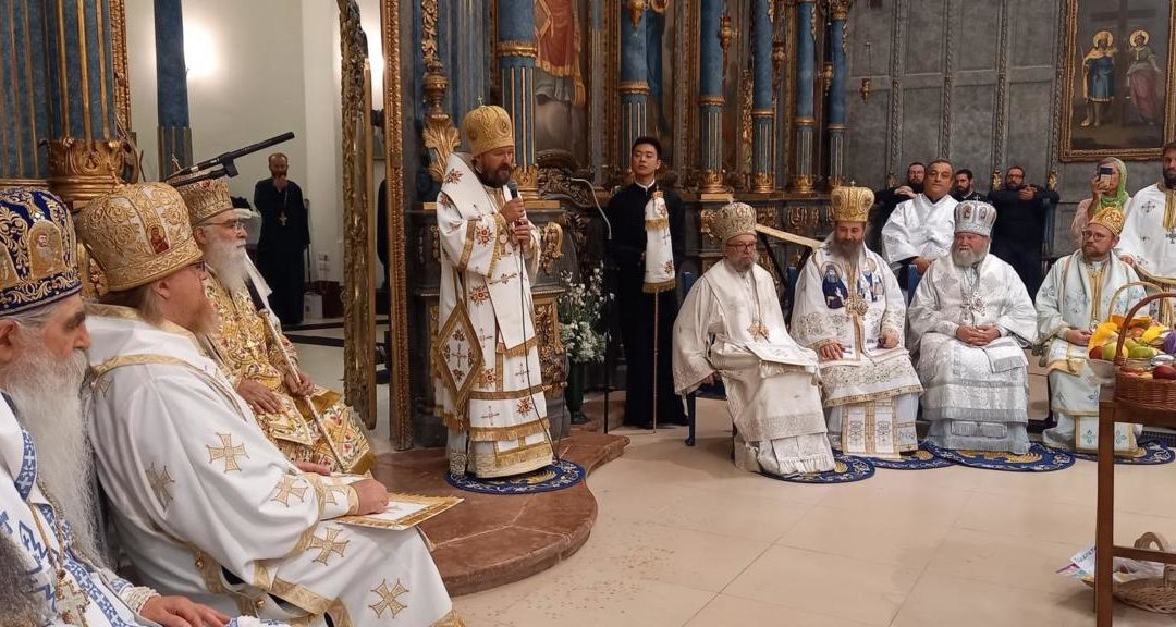 Епископи Иринеј и Лукијан на литургијском сабрању у Будимпешти