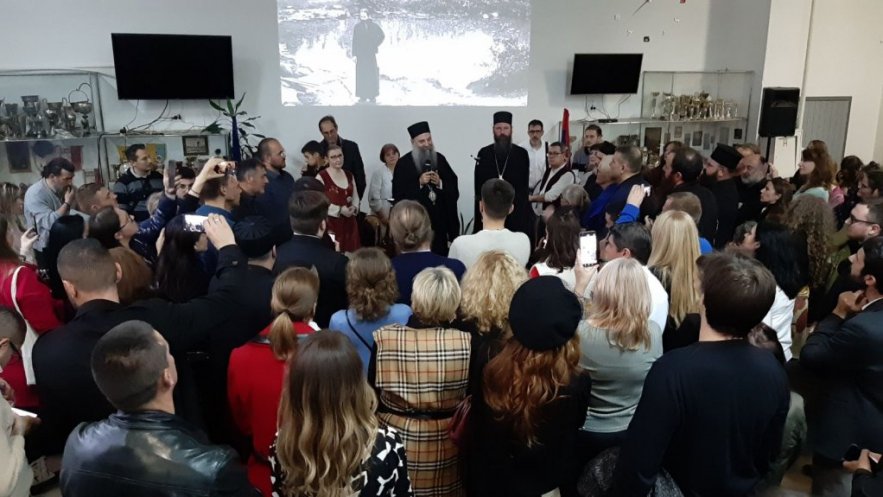 Патријарх Порфирије и Епископ Иларион са верницима са Косова и Метохије