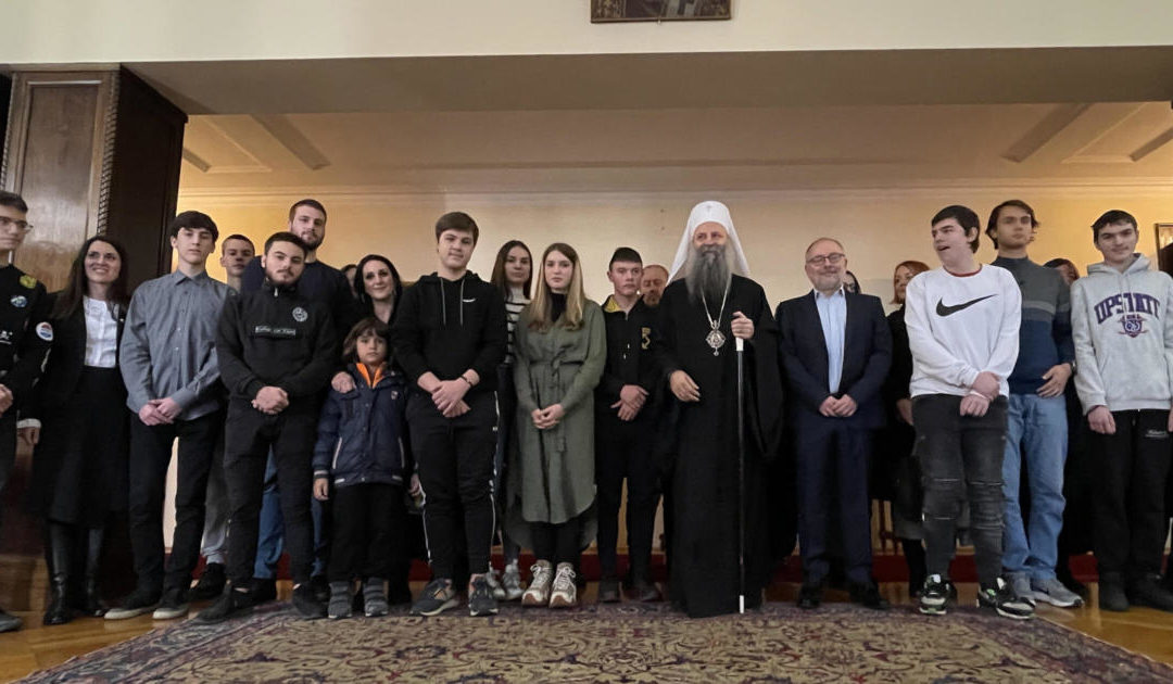 Патријарх Порфирије уручио стипендије ученицима и студентима из вишедетних породица