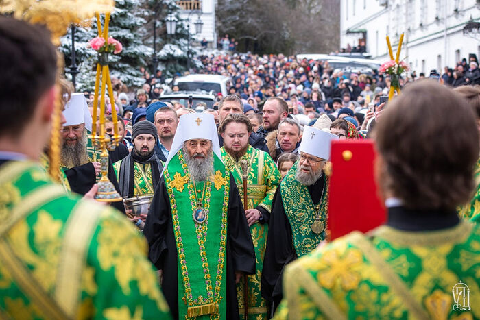 Хиљаде православних Украјинаца пуне Кијево-печерску Лавру док држава наставља да прогони манастир
