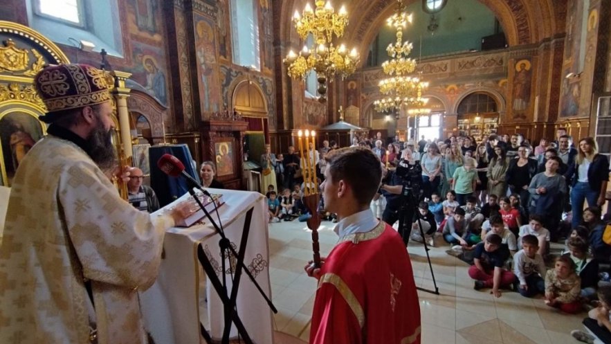 Ученици и наставници из ОШ „В. Рибникар“ на Литургији у Вазнесењској цркви
