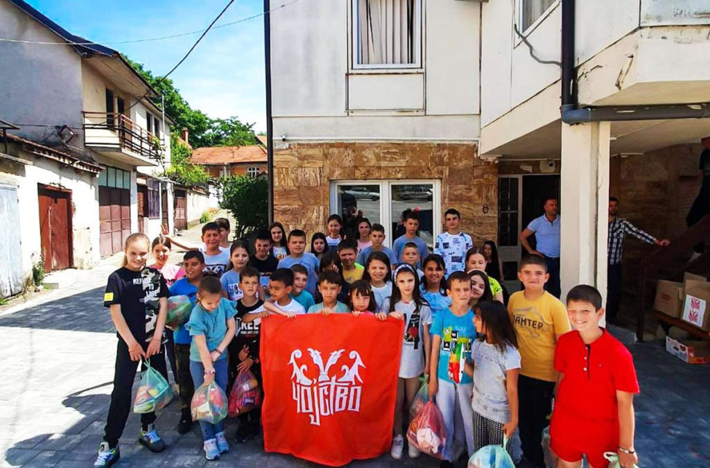 „Чојство“ и Народна кухиња “Дивна Вековић” у посјети дјеци Ораховца на Косову и Метохији