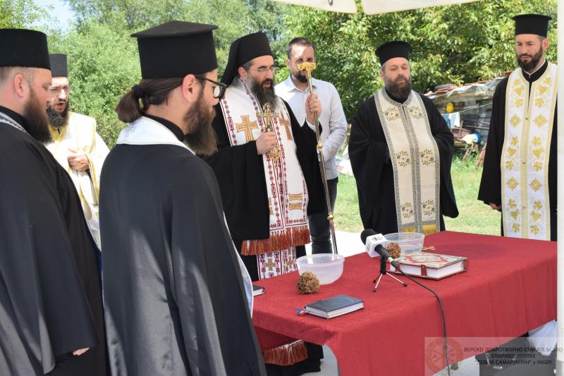 Владика Арсеније освештао темеље још две куће за потребите у Медвеђи