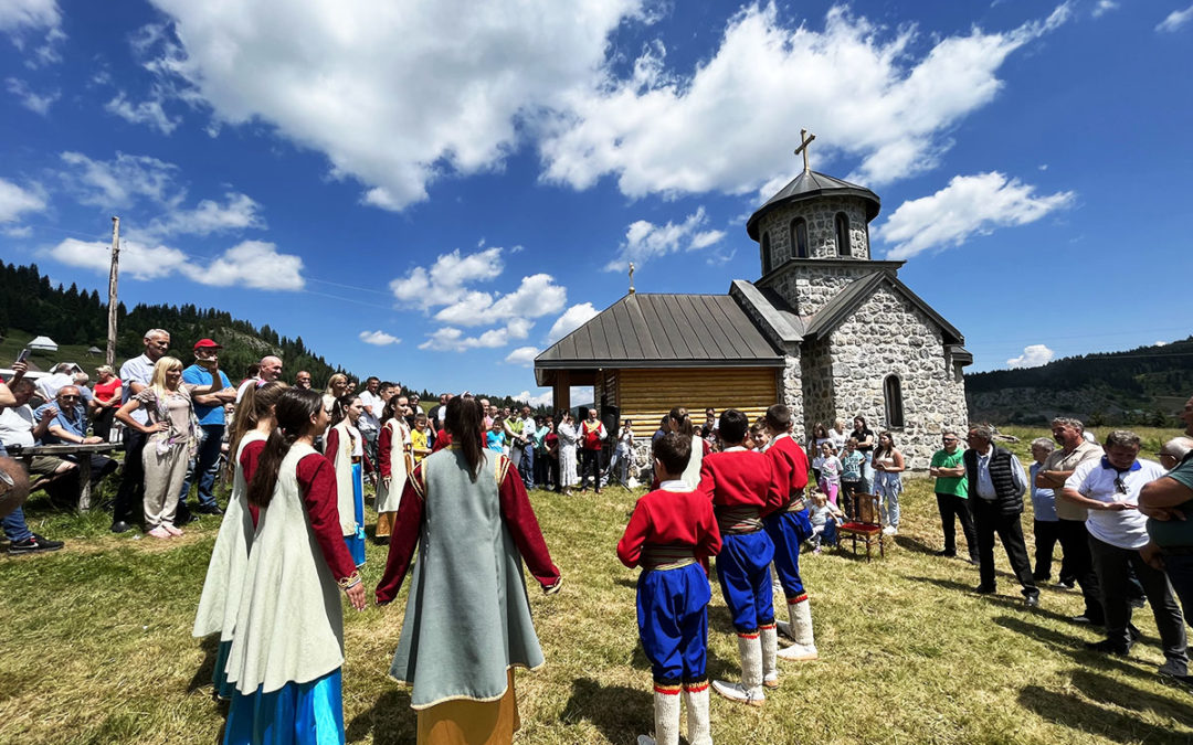 Освештана црква Полагања ризе Пресвете Богородице у Пошћенским Жарима