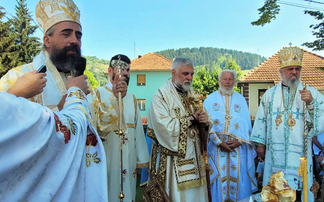 Прослављени заштитници Бијелог Поља: Апостоли Петар и Павле својим загрљајем обухватају сву васељену