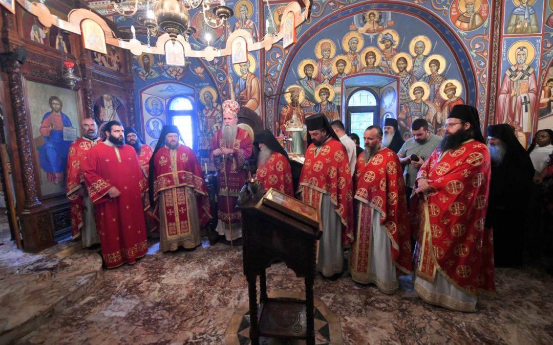 Митрополит Јоаникије богослужио у Доњем манастиру Острогу