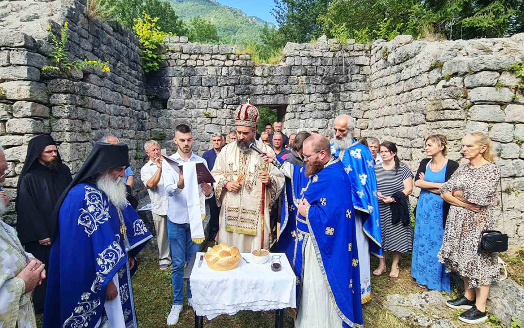 Епископ Методије служио Литургију на остацима цркве Шћепанице на Шћепан Пољу