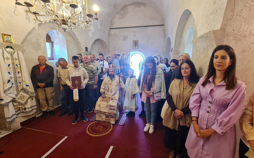 Епископ Методије богослужио на Кршу – Шаранци: Да будемо достојни небеске свјетлости и да је проносимо широм земаљског шара