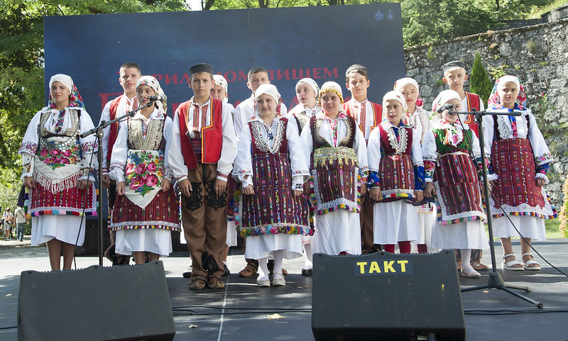 Успомене са Дјечијег сабора: Оро се вије крај манастира (3)