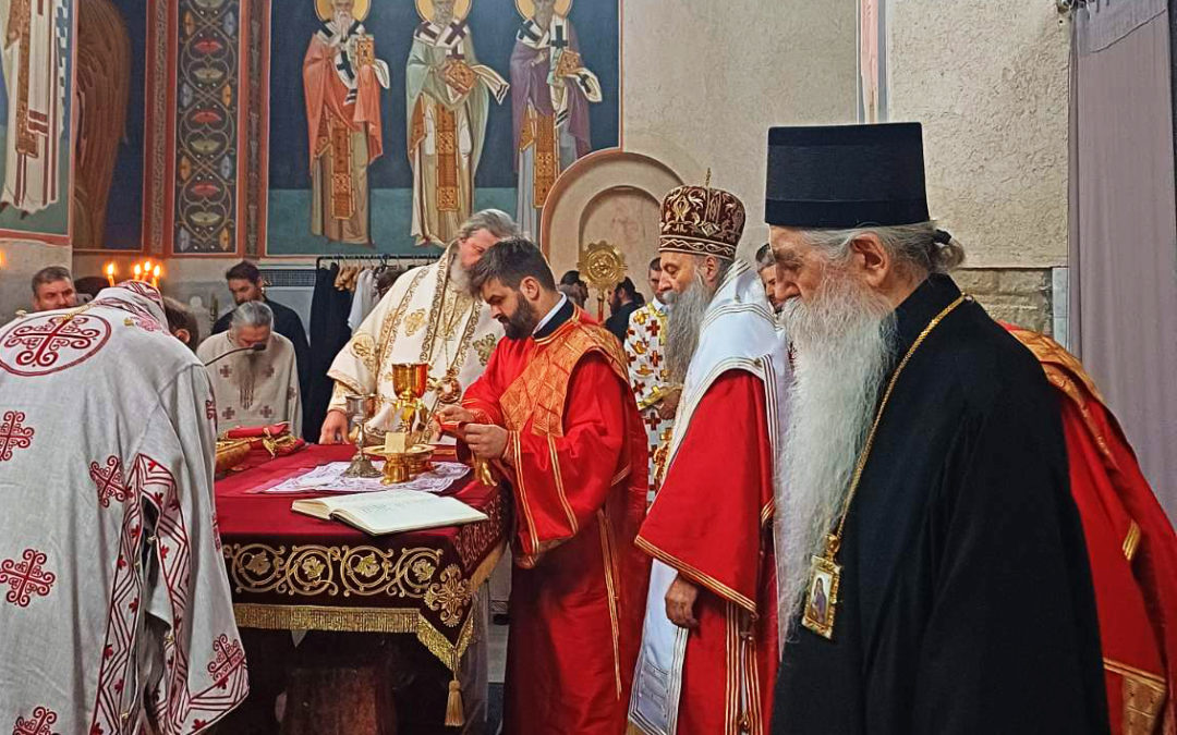 Патријарх српски Порфирије служио у Светоархангелском манастиру у Ковиљу