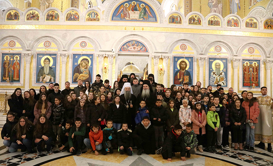 Патријарх Порфирије са децом са Косова, из Метохије и Барање