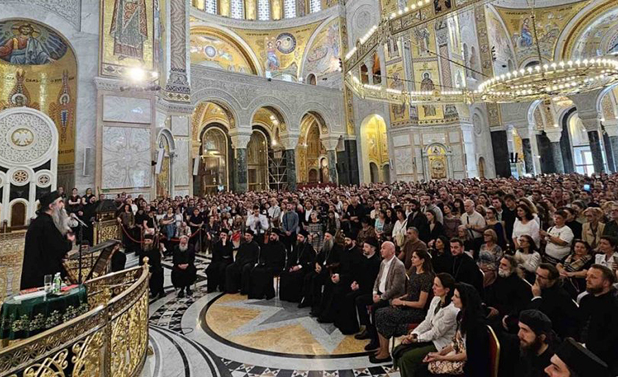 Патријарх Порфирије на предавању јеромонаха Рафаила (Бољевића) у Храму Светог Саве