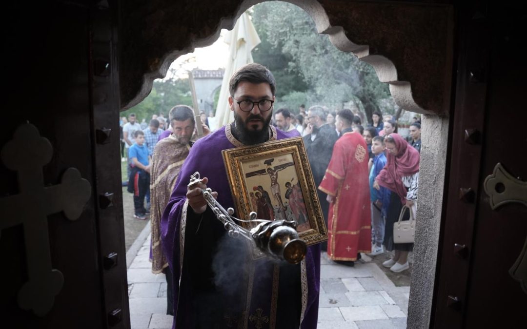 Вечерња служба са изношењем плаштанице у храму под Горицом