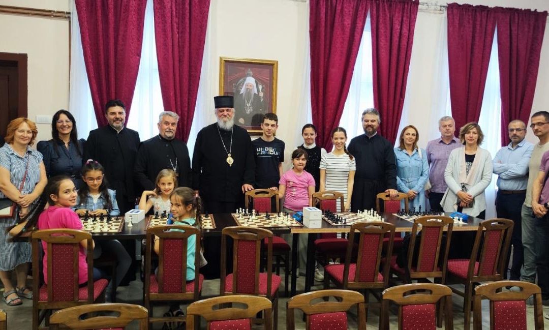 Владика Кирило посетио Шаховски клуб „Миријево“