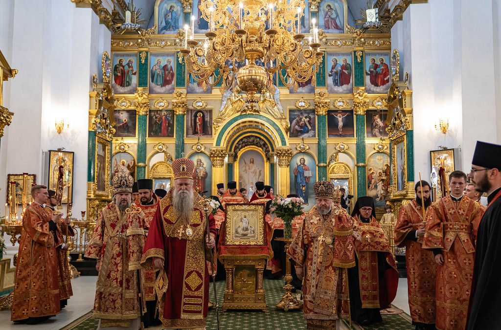 Митрополит Јоаникије са архијерејима Руске цркве богослужио у Нило-столобенском манастиру