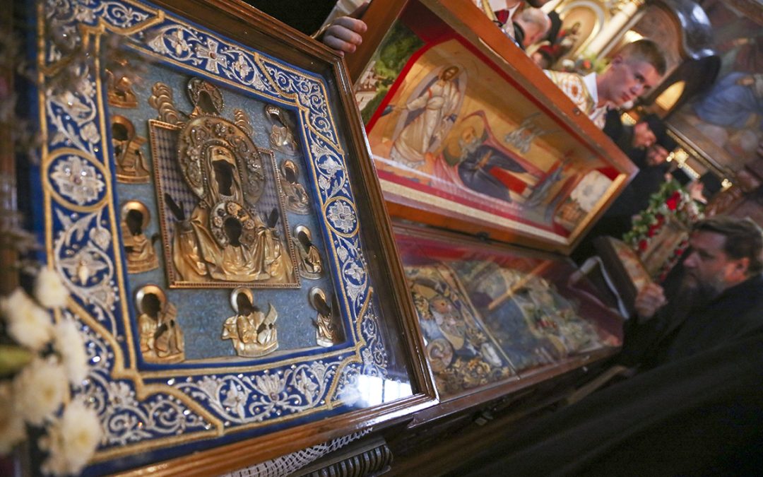 Мошти Преподобног Јустина Ћелијског и икона Мајке Божје „Знамење” свечано дочекани у престоници