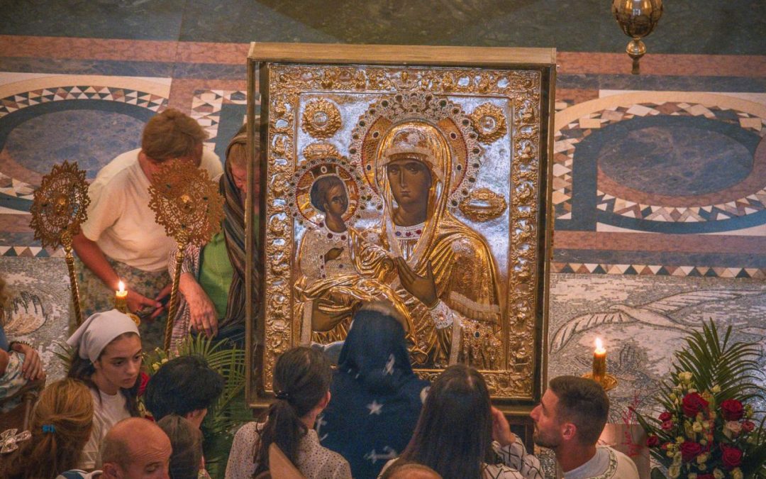 Прославимо саборно празник Богородице Тројеручице и долазак њене иконе у Никшић