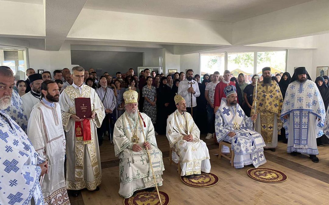 Свенародно сабрање пред иконом Пресвете Богородице Тројеручице у Кличеву