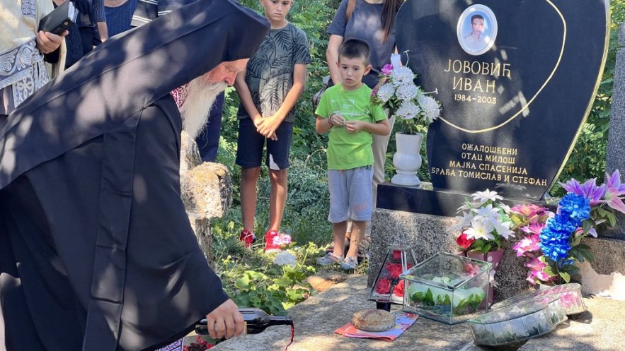 Парастос невино страдалој деци у Гораждевцу: Останак има своју цену, спремни смо да је платимо