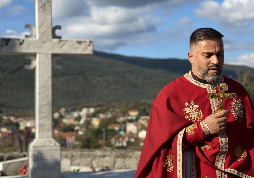 80 година од невиног страдања у Боки, отац Миајло Бацковић поручио: Жртвена љубав је највећа мјера људског достојанства