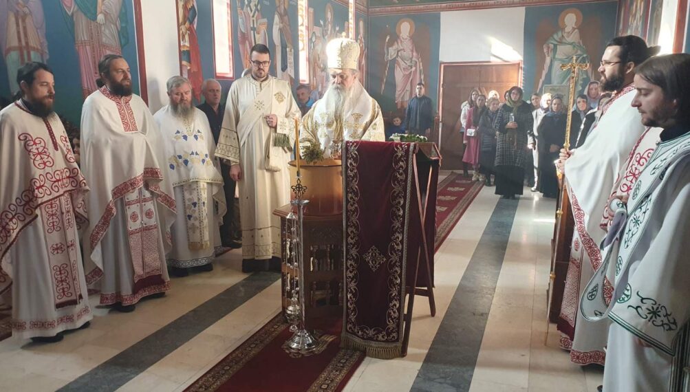 На Крстовдан, Митрополит Теодосије богослужио у Зубином Потоку