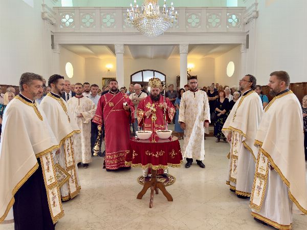 Вуковар: Архијерејска Литургија и парастос пострадалима у „Олуји“