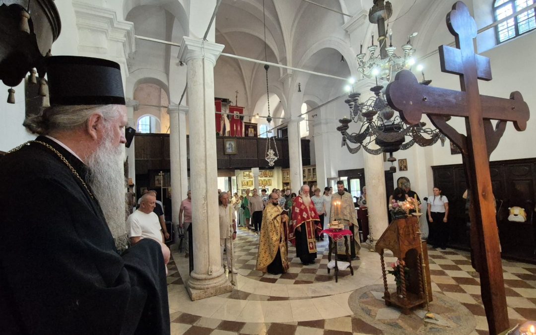 Митрополит Јоаникије на вечерњој у Цркви Св. апостола Петра и Павла у Рисну