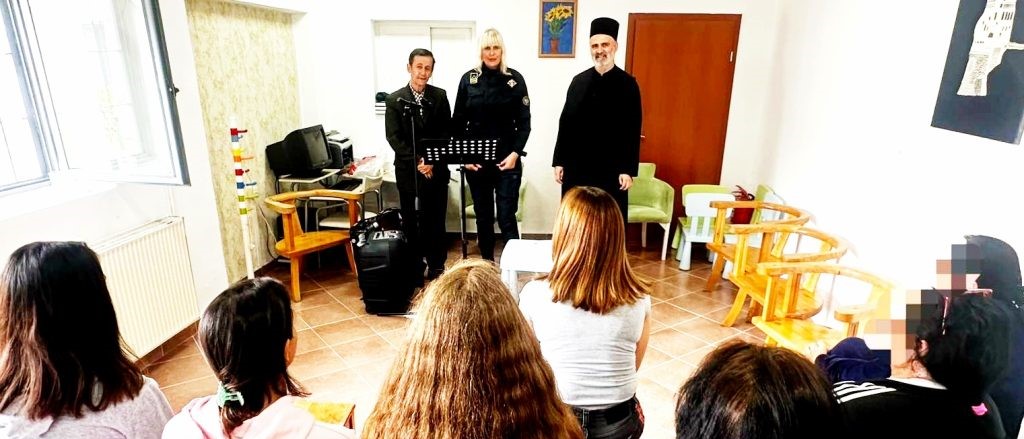 Отац Предраг Шћепановић и Драган Копривица јуче одржали хуманитарни програм у женском затвору УКС-а