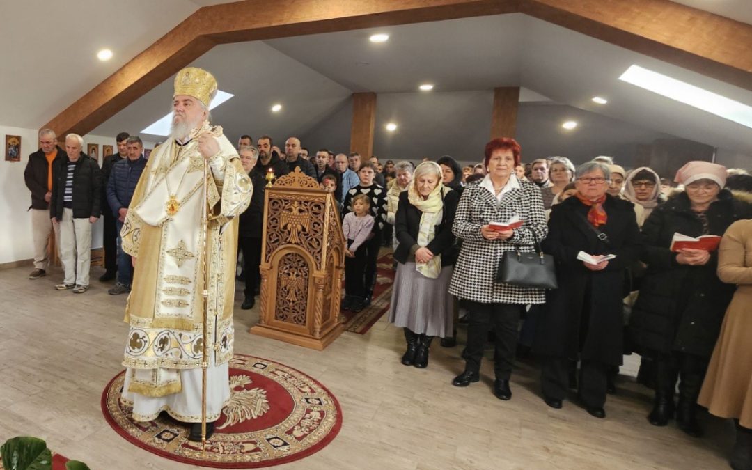 Владика Кирило на Материце богослужио у Покровском храму у Постојни