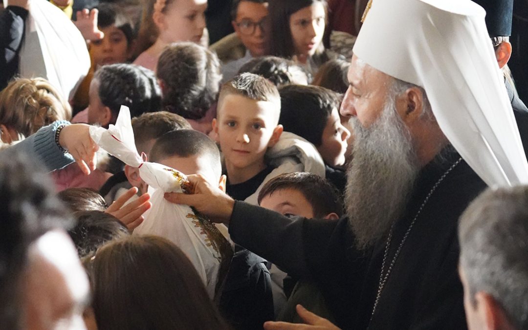 Патријарх Порфирије обрадовао пакетићима преко две хиљаде ученика веронауке