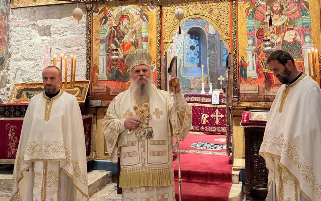 Владика Никон на Божић богослужио у Пећкој патријаршији