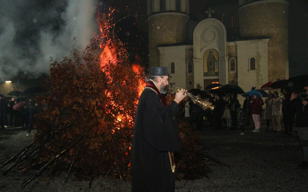 Митрополит Методије благословио и наложио бадњаке у Беранама