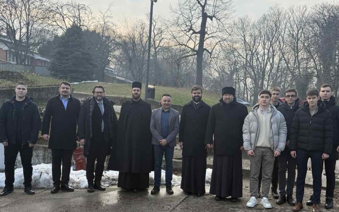 Ученици Богословије Светог Саве уручили дарове штићеницима Дечјег села у Сремским Карловцима