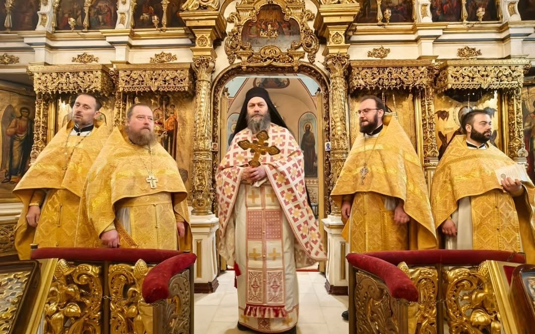 Игуман хиландарски богослужио Подворју СПЦ у Москви