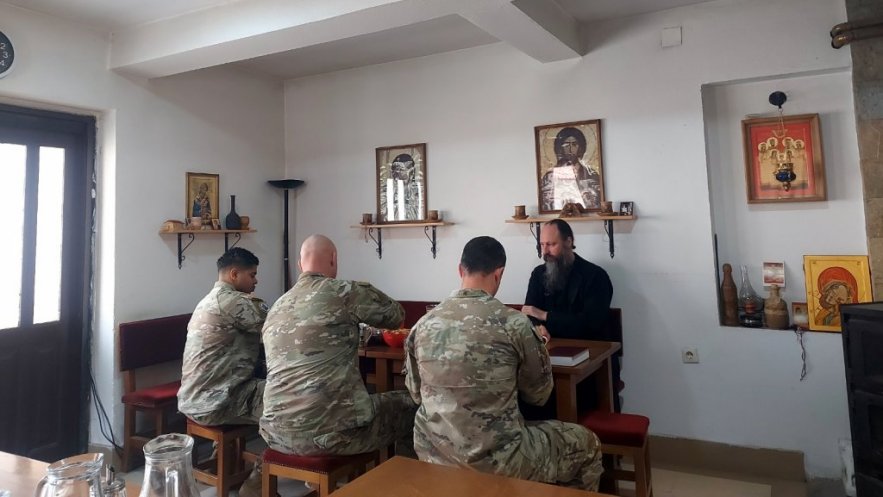 Владика Иларион у Драганцу разговарао са америчким војницима заинтересованим за православну веру
