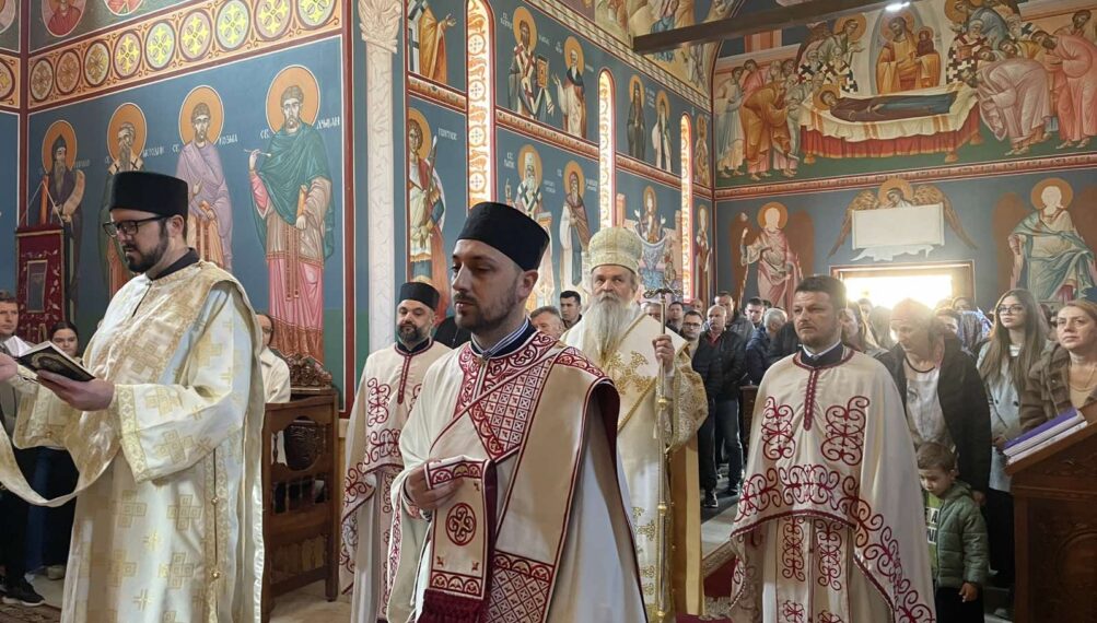 Митрополит Теодосије у Крстопоклону недељу богослужио у Зубином Потоку