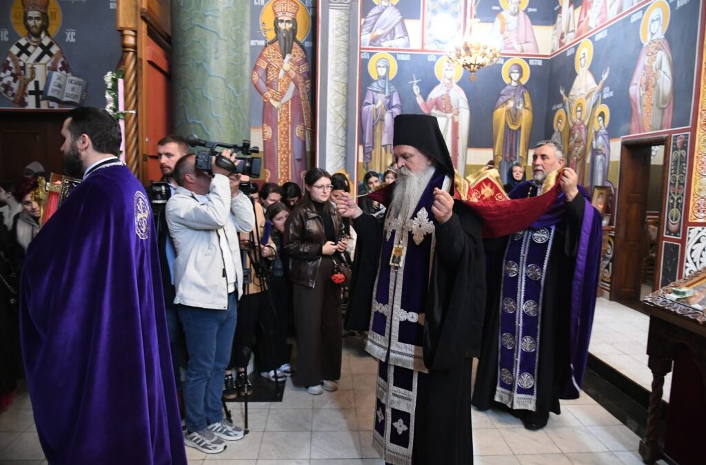 Вечерње са изношењем плаштанице у Косовској Митровици