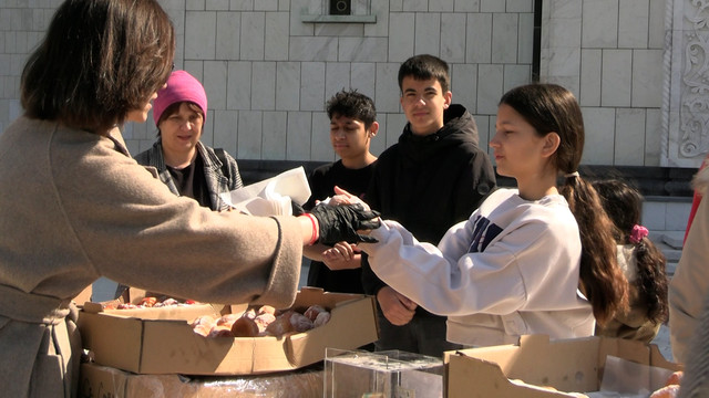 „Крофне из блока“ на Врбицу окупиле добротворе у портама храмова у Србији