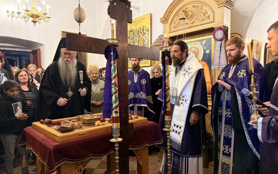 Вечерње са изношењем плаштанице у Цетињском манастиру