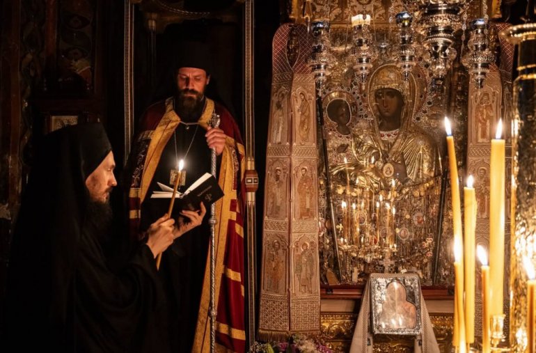 Владика Пајсије богослужио пред иконом Тројеручице у Хиландару