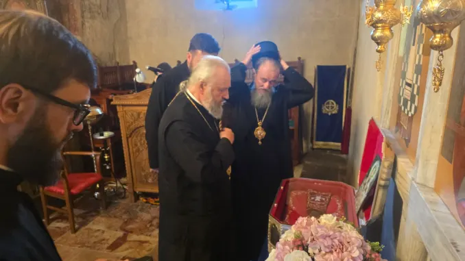Митрополит Аристарх и свештенство у посети манастиру Милешеви